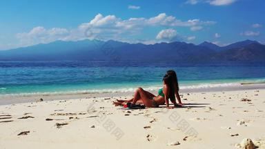 漂亮的有趣的女性假期太阳海滩阳光明媚的蓝色的白色沙子背景